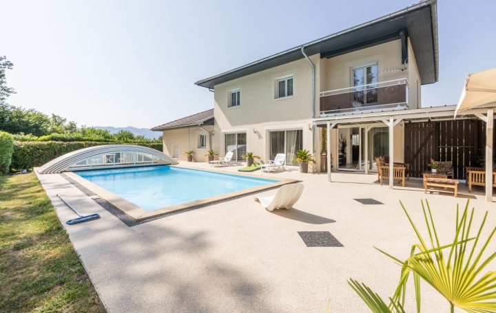 Villa   MOUXY  185 m2 750 000 € 